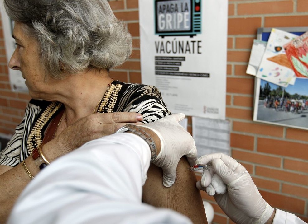 Una mujer asiste a una campaña de vacunación contra la gripe.