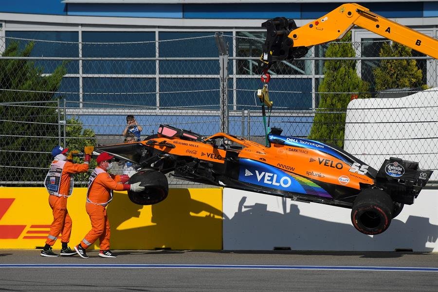 Retirada de la pista del coche de Carlos Sainz tras el accidente.