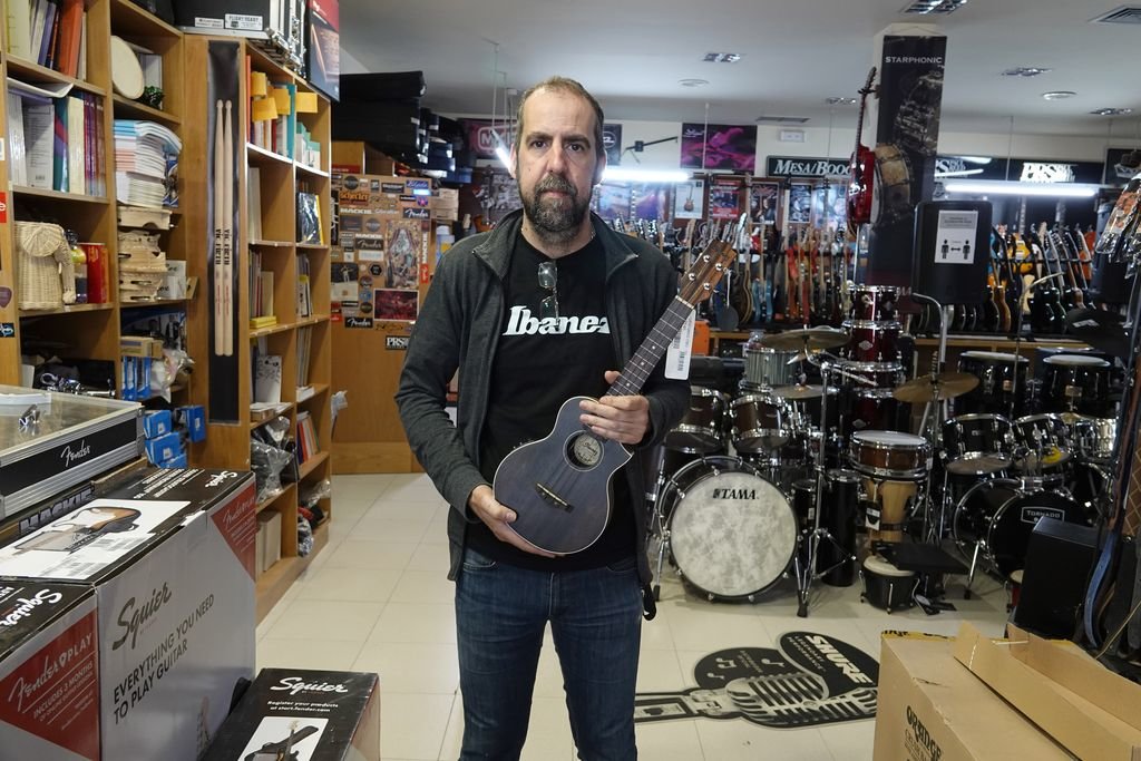 Alberto Gaspar, propietario de Musical Vigo, con uno de los ukeleles más vendidos en su tienda.
