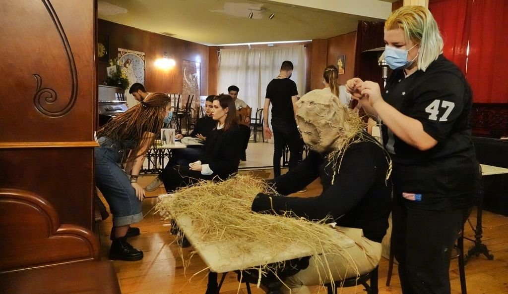 El equipo de maquillaje culminando ayer los últimos detalles de los actores que participaron en el vídeo.