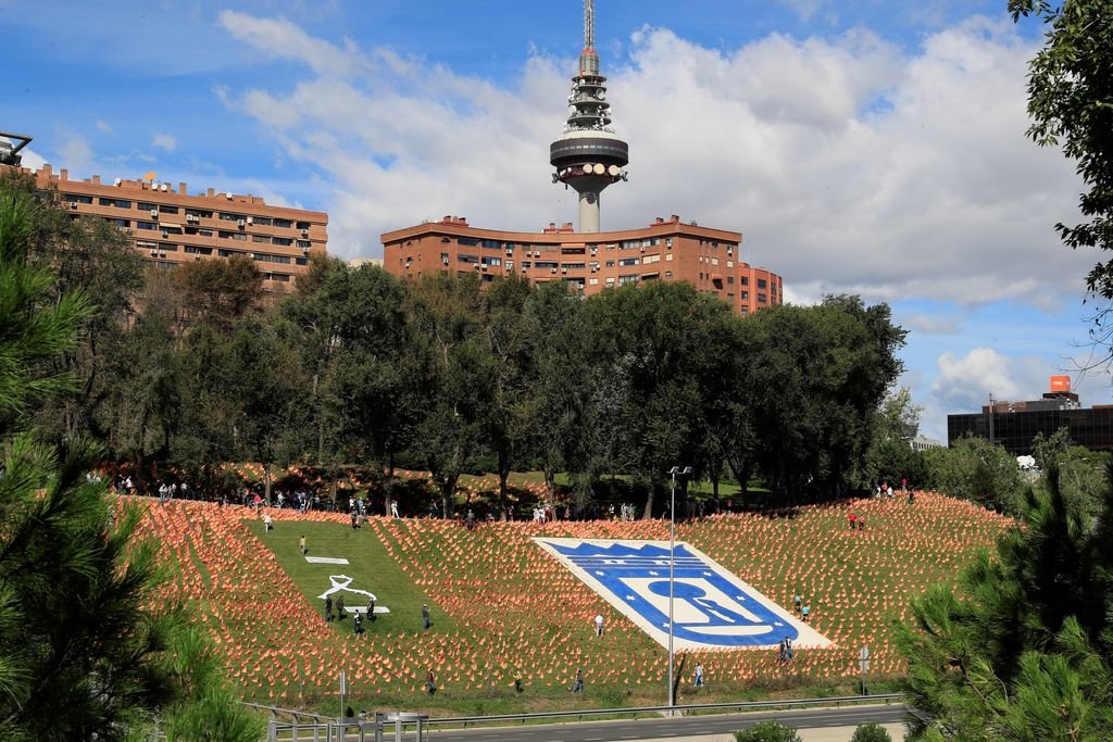 Aspecto que presentaba el Parque Roma de Madrid, plagado de banderas de España.