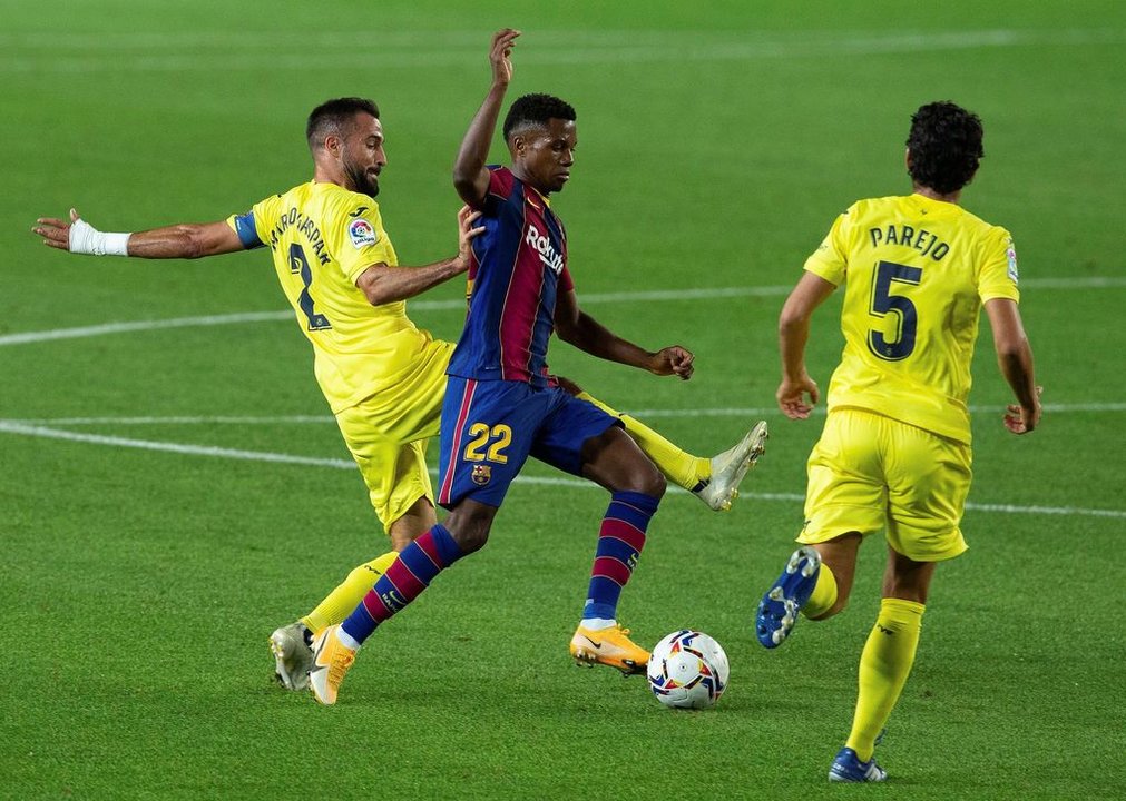 Ansu Fati trata de llevarse el balón entre Mario Gaspar y Dani Parejo en el partido disputado ayer en el Camp Nou.