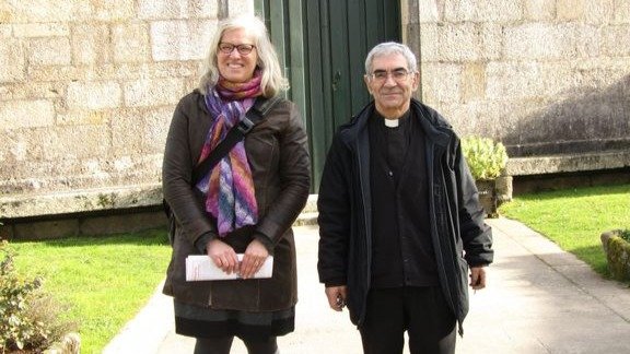 Avelino Bouzón, junto a la historiadora norteamericana Lucy Pick en la iglesia de San Bartolemeu, sede de los obispos en los siglos XI y XII.