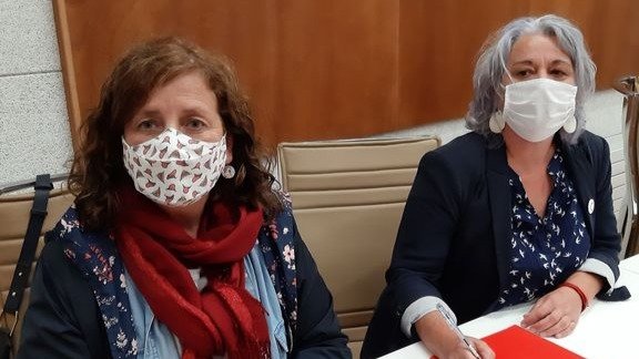 Las dos concejalas del PSOE en la corporación de Tomiño, Marta Misa y Violeta de Santiago.