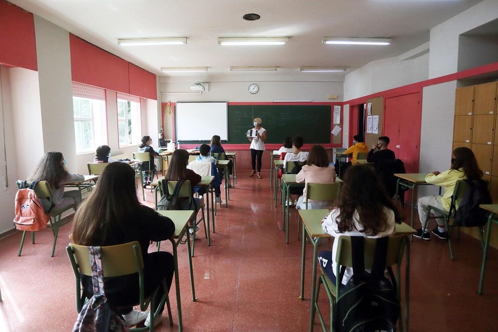 Una profesora imparte una clase en un aula de un centro escolar de Santiago de Compostela.