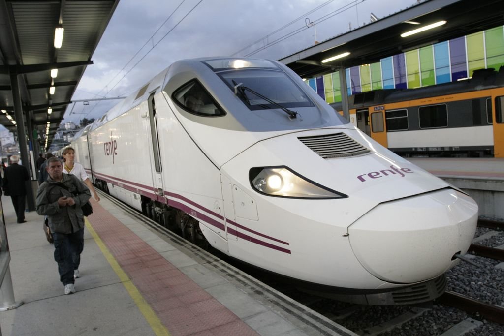 Un tren Alvia estacionado en la terminal de Vigo-Guixar, desde donde salen hacia Madrid.