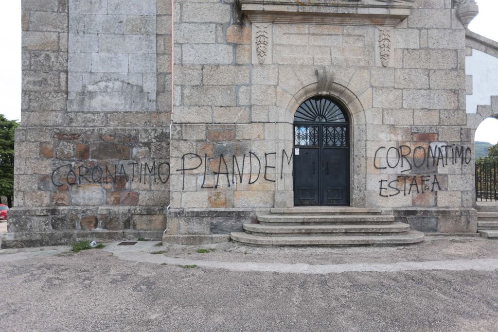 Los negacionistas pintaron la fachada de la ermita de A Guía el pasado lunes.