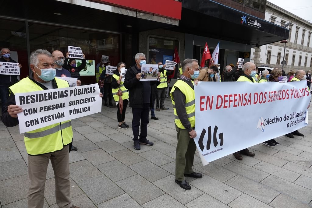 Concentración de CIG en Vigo, con decenas de pensionistas manifestándose en la Farola de Urzaiz.