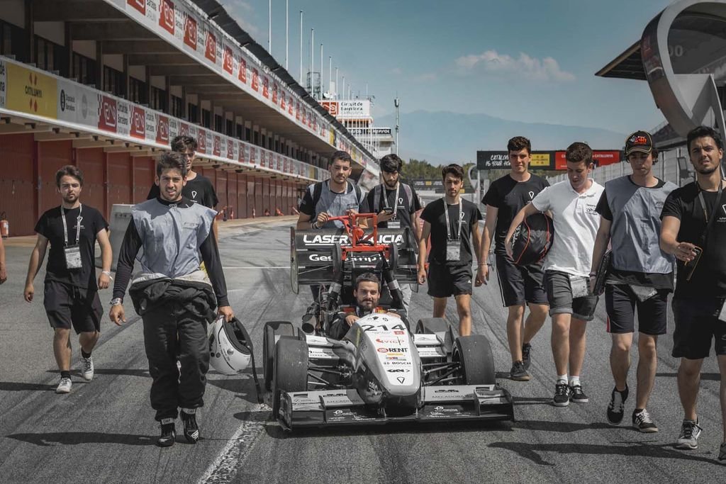 O equipo co seu monoplaza no circuito de Montmeló.