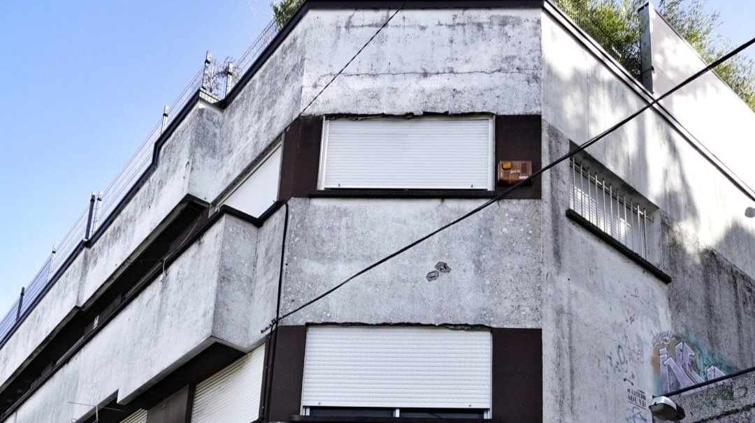 El paso del temporal deja el desprendimiento de una fachada en Vigo