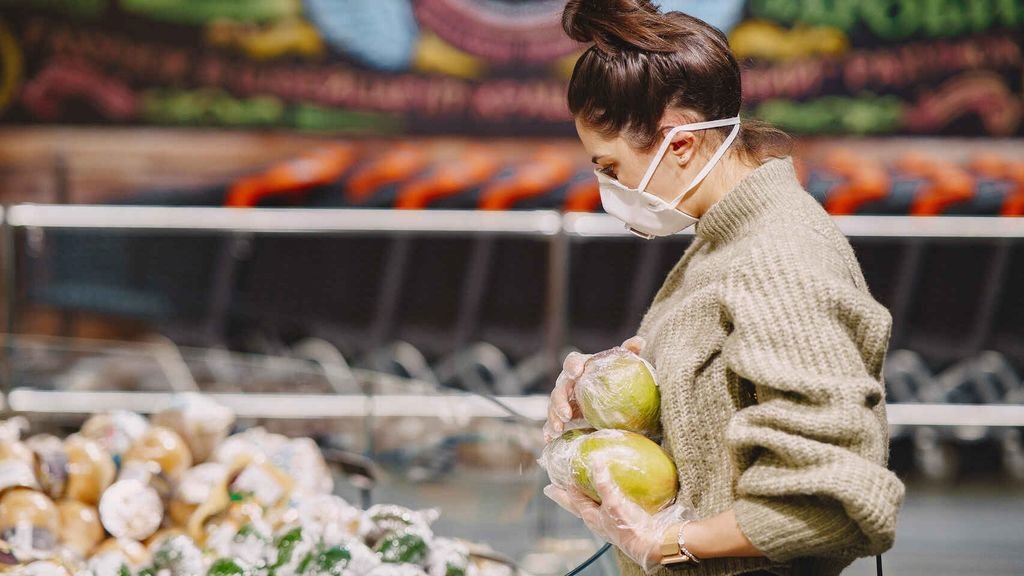 Una mujer joven hace la compra en un supermercado.