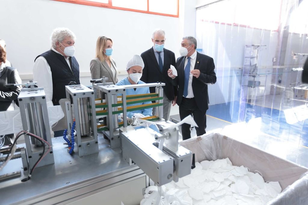 El vicepresidente económico de la Xunta y la delegada en Vigo visitaron ayer la fábrica en O Caramuxo.