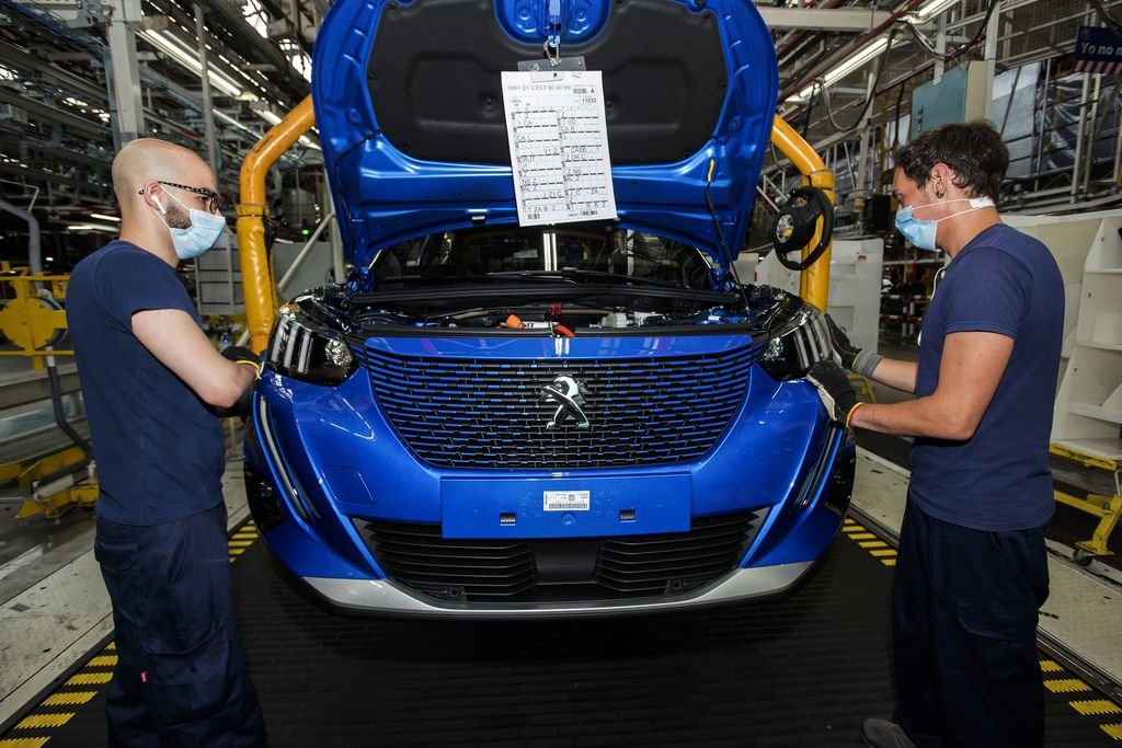 El nuevo turno de fin de semana se implanta en la línea de producción del Peugeot 2008.