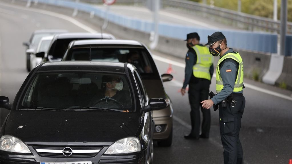 Dos guardias civiles controlan las llegadas de vehículos al concello de la ciudad de Ourense, el pasado sábado.