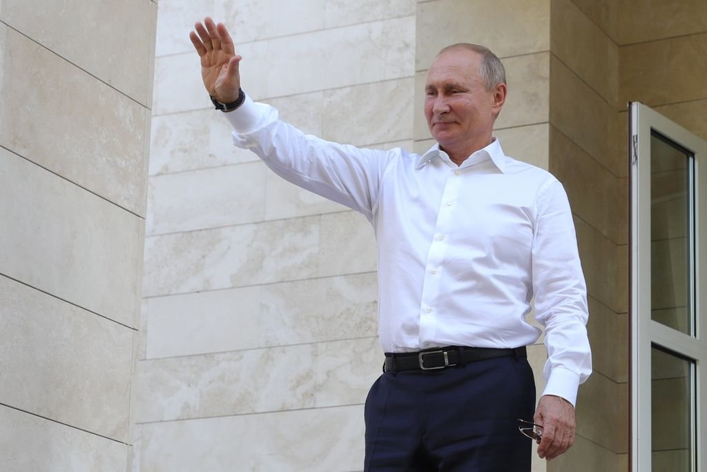 Vladimir Putin, saluda desde un resort en Sochi.