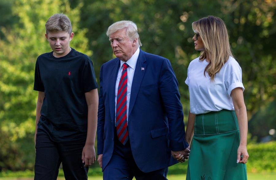 Donald Trump, acompañado por la primera dama Melania Trump y su hijo Barron