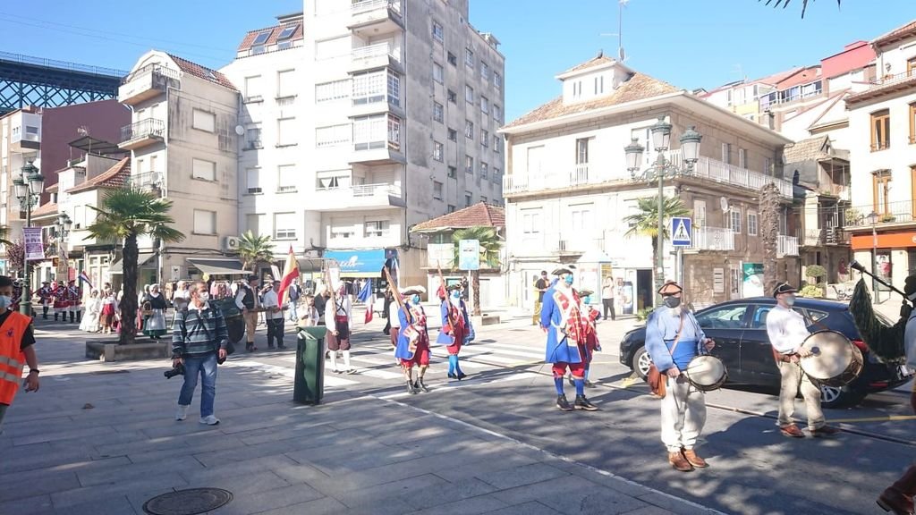 El sábado pasado la villa de Redondela recibió un adelanto de la fiesta con un desfile de los participantes en la batalla por las calles.