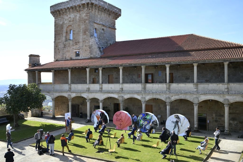 La presentación del proyecto tuvo lugar en el patio de armas del Castillo de Monterrei.