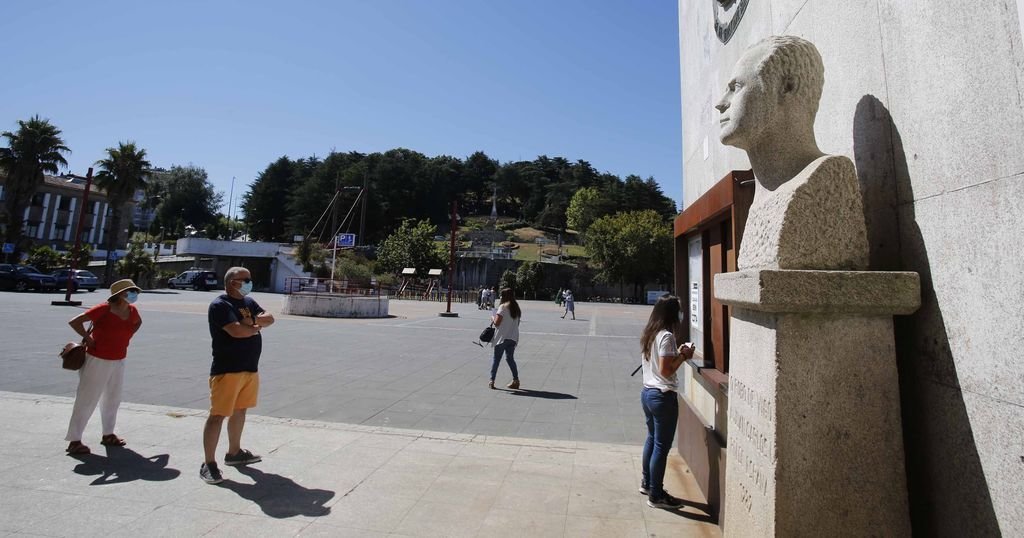 El consistorio se encuentra en la plaza del Rey, con el busto de Don Juan Carlos a la entrada.