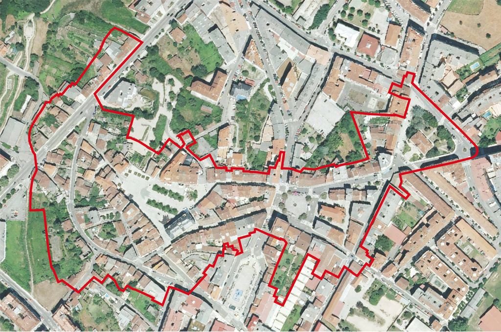Delimitación - en rojo-, del Área de Rehabilitación Integral para el casco antiguo de Ponteareas.