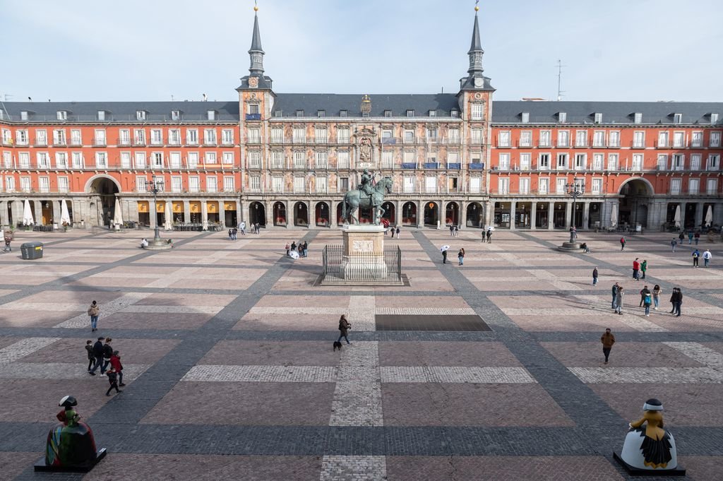 Inusual aspecto de la Plaza Mayor de Madrid, si apenas personas.