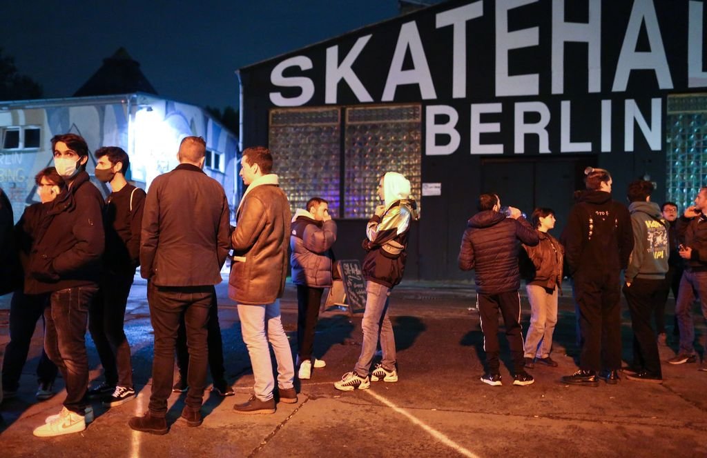 Jóvenes alemanes hacen cola para entrar en una discoteca de Berlín.