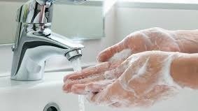Lavado de manos con jabón.