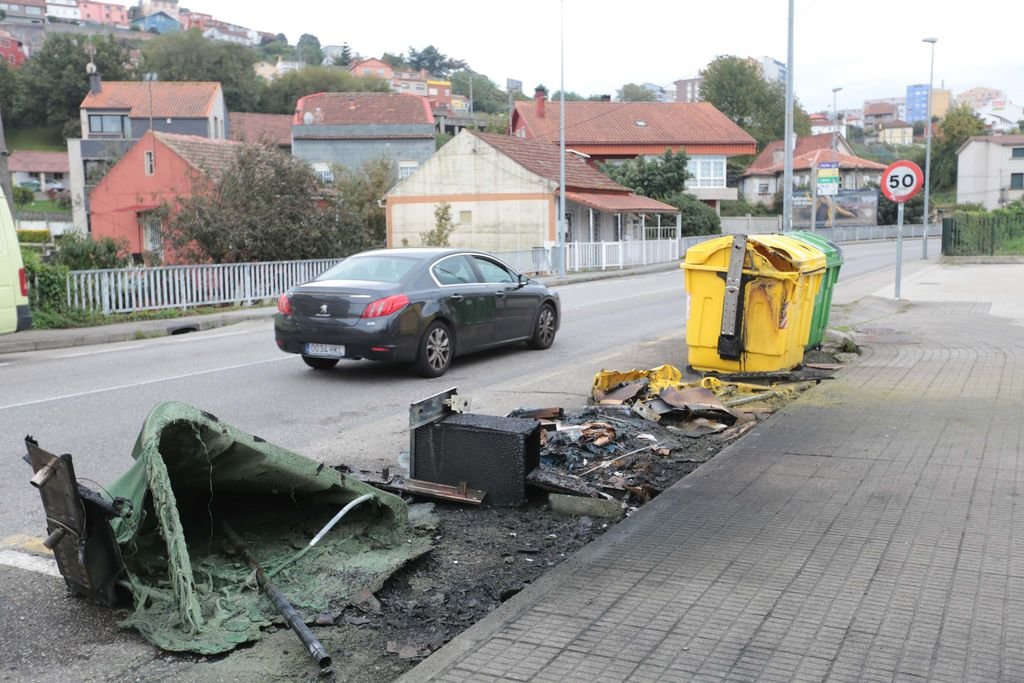 Varios contenedores fueron incendiados en la madrugada de ayer en la avenida de Galicia.