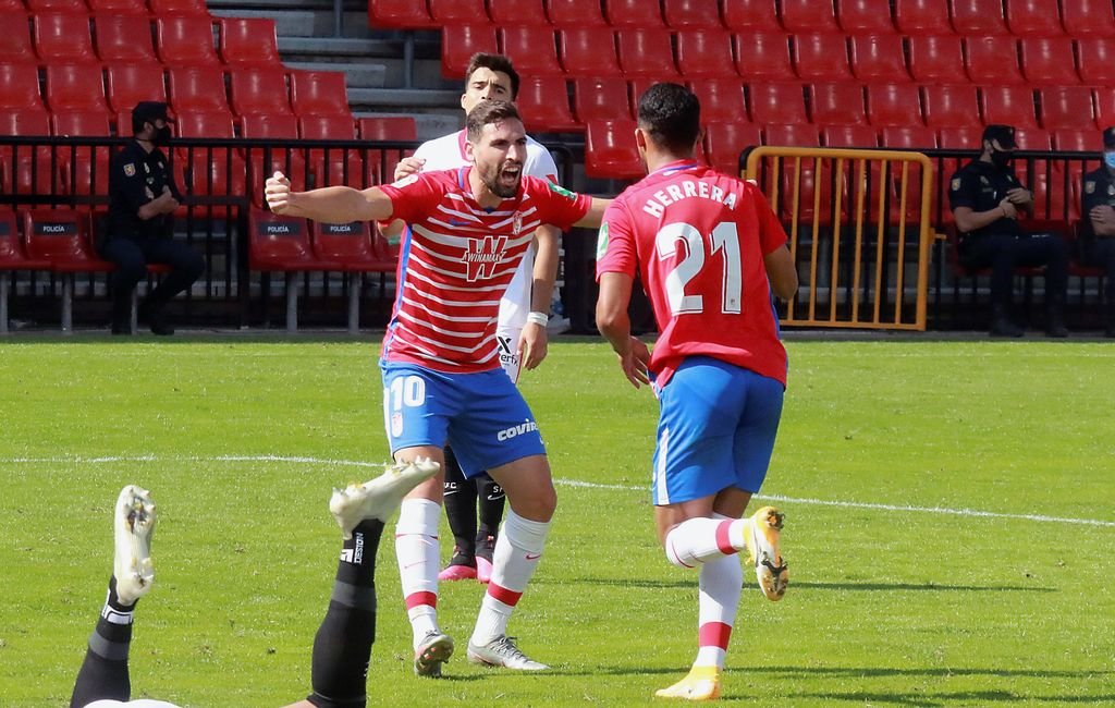 Antonio Puertas celebra el gol ante el Sevilla con Yangel Herrera.