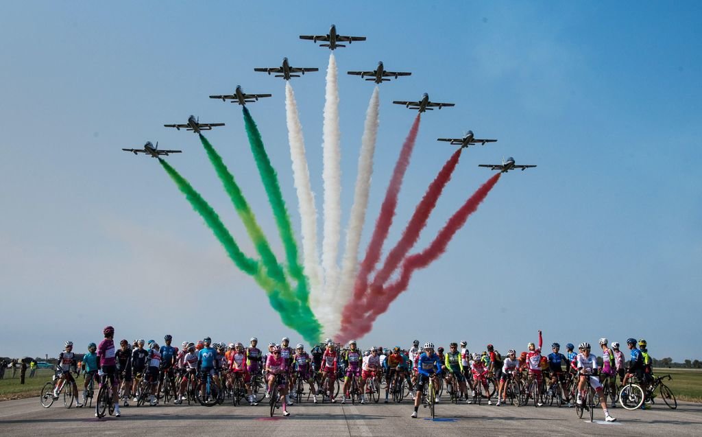 El pelotón del Giro asistió a una exhibición de las fuerzas aéreas italianas antes de la etapa de ayer.
