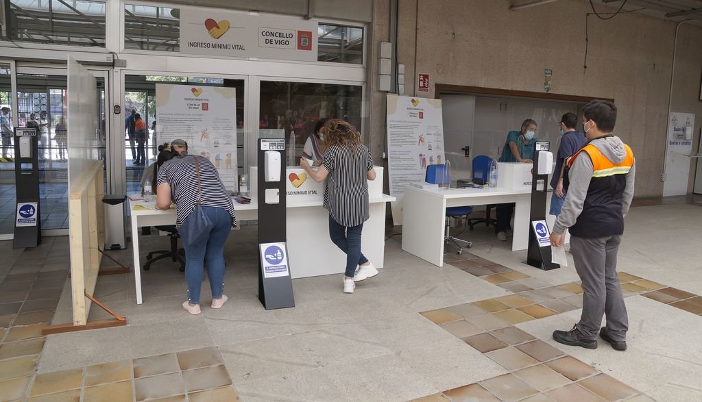 Mesas habilitadas en la lonja del Concello de Vigo para presentar la solicitud del ingreso mínimo.