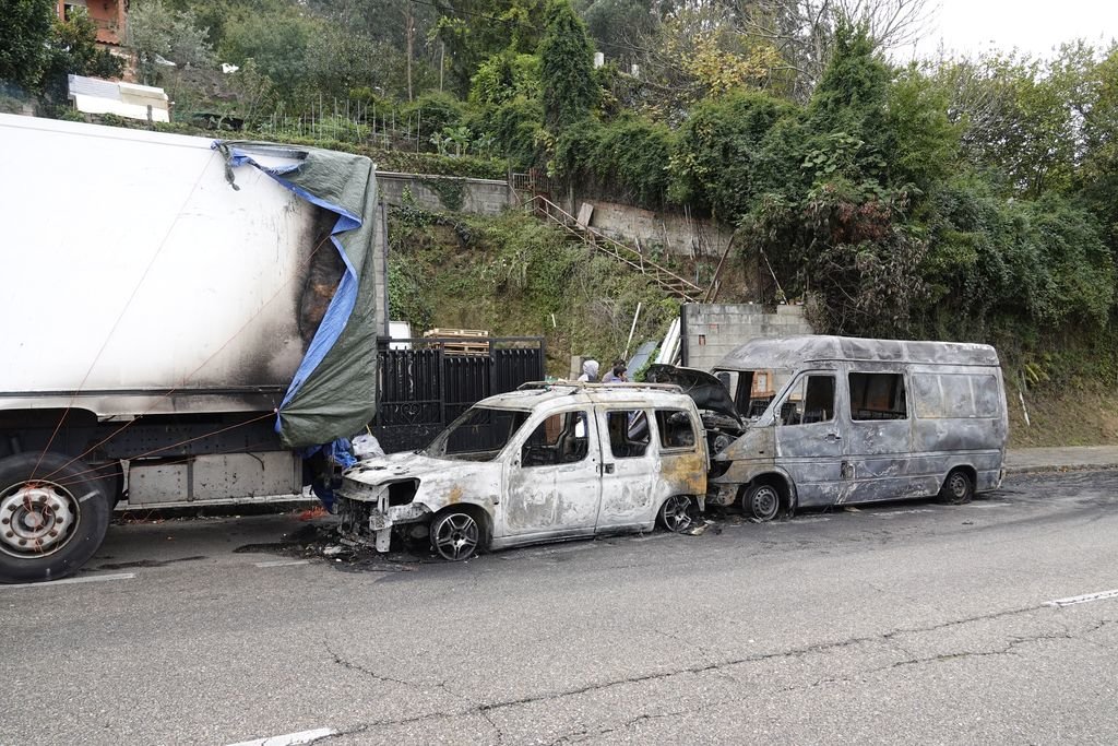 Las dos furgonetas y el camión que  ardieron de madrugada en la carretera vella de Madrid.