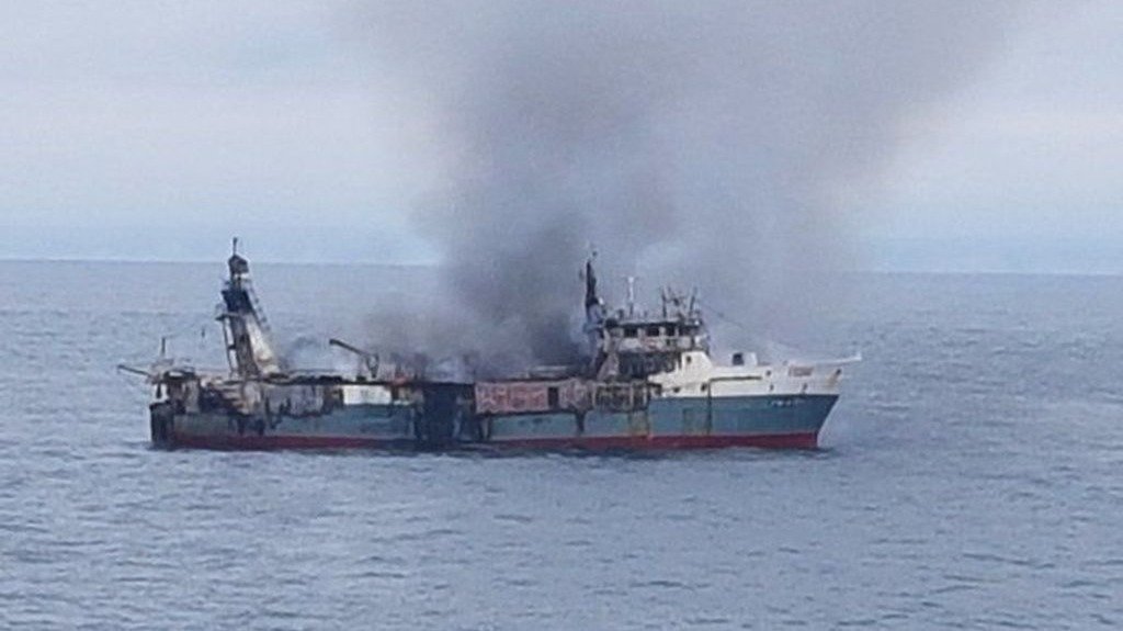 El “Figaro” envuelto en llamas, ayer en la costa de Angola.