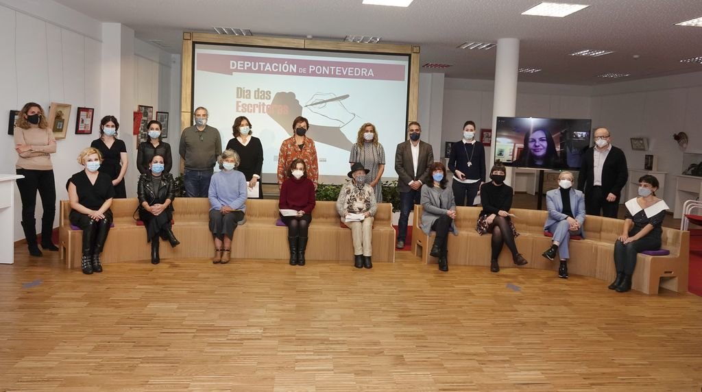 Foto de familia de las lectoras que participaron en el homenaje a las mujeres escritoras, ayer en la Diputación.