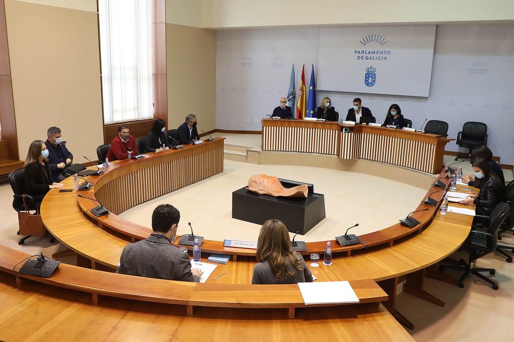 Los miembros de comisión de reactivación, durante el encuentro que mantuvieron en Santiago.