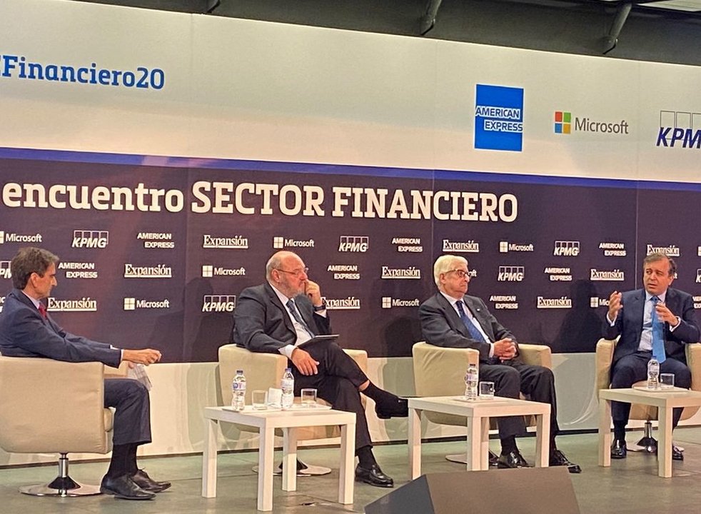 Francisco Botas, primero por la derecha, durante el XI Encuentro Financiero Expansión-KPMG.