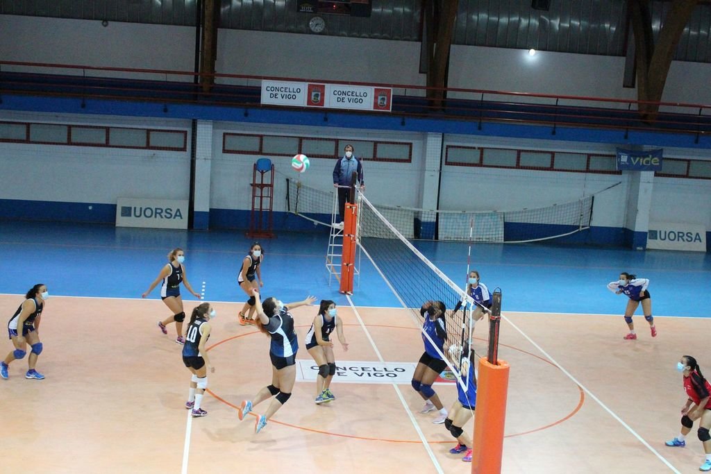 El pabellón de Coia y el de Teis albergaron partidos de voleibol el pasado fin de semana.
