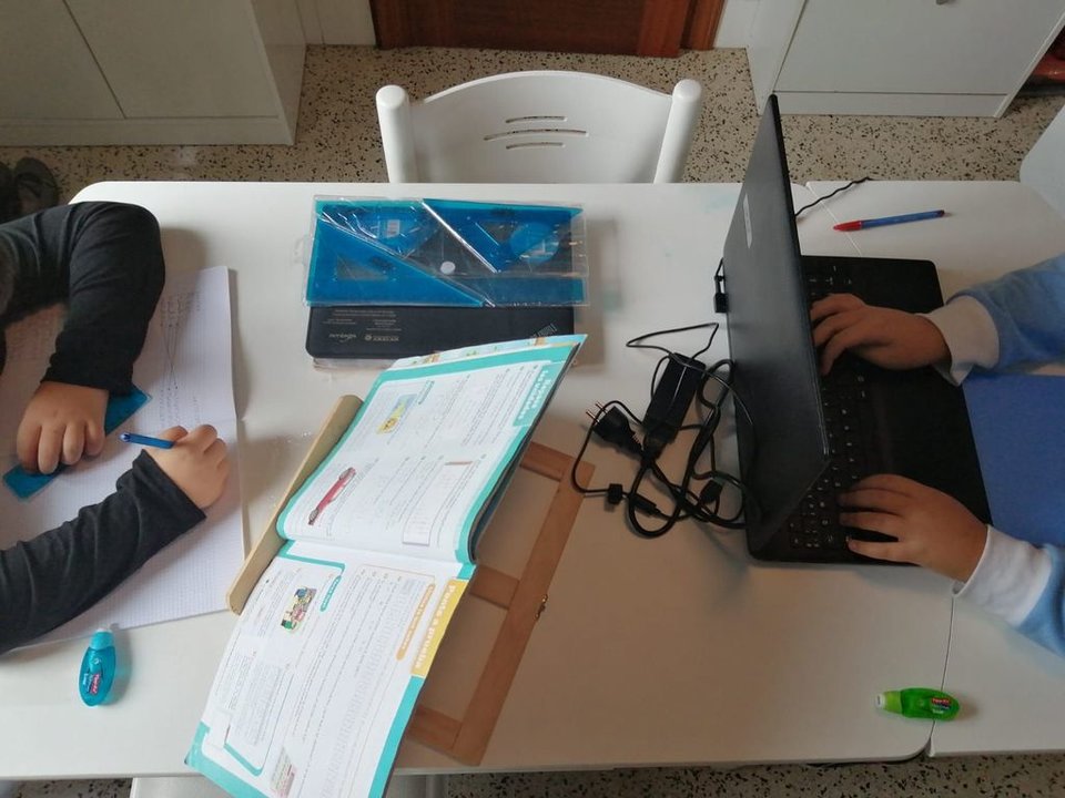 Los hijos de Cristina, de 10 y 13 años hacen sus deberes en casa.