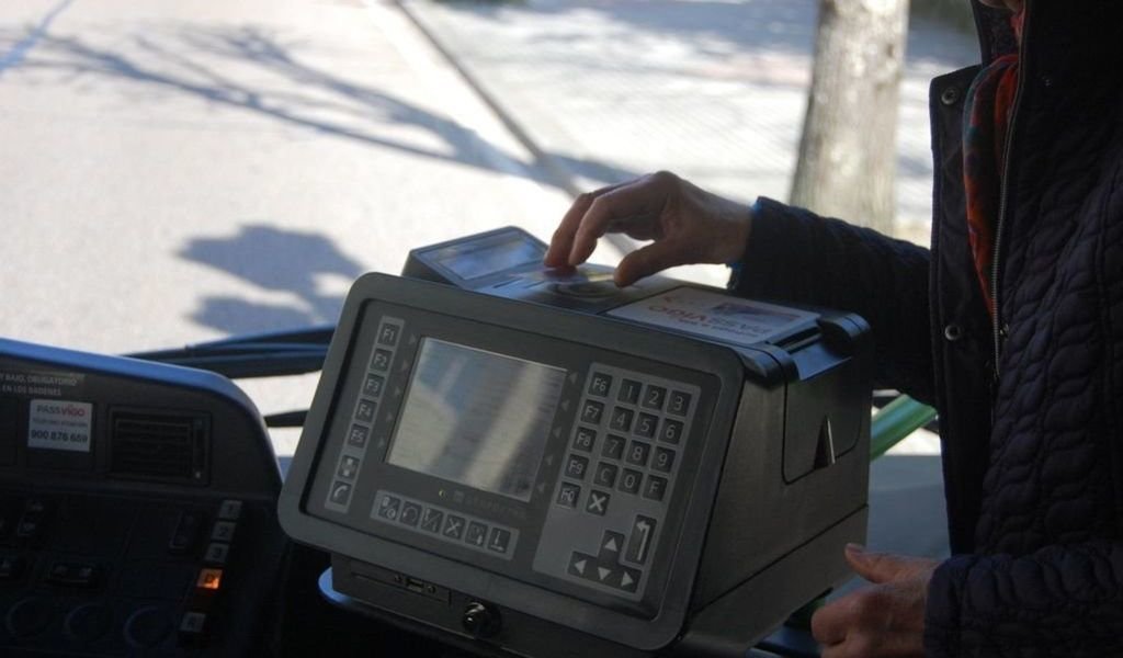Un usuario del transporte urbano valida una tarjeta PassVigo.