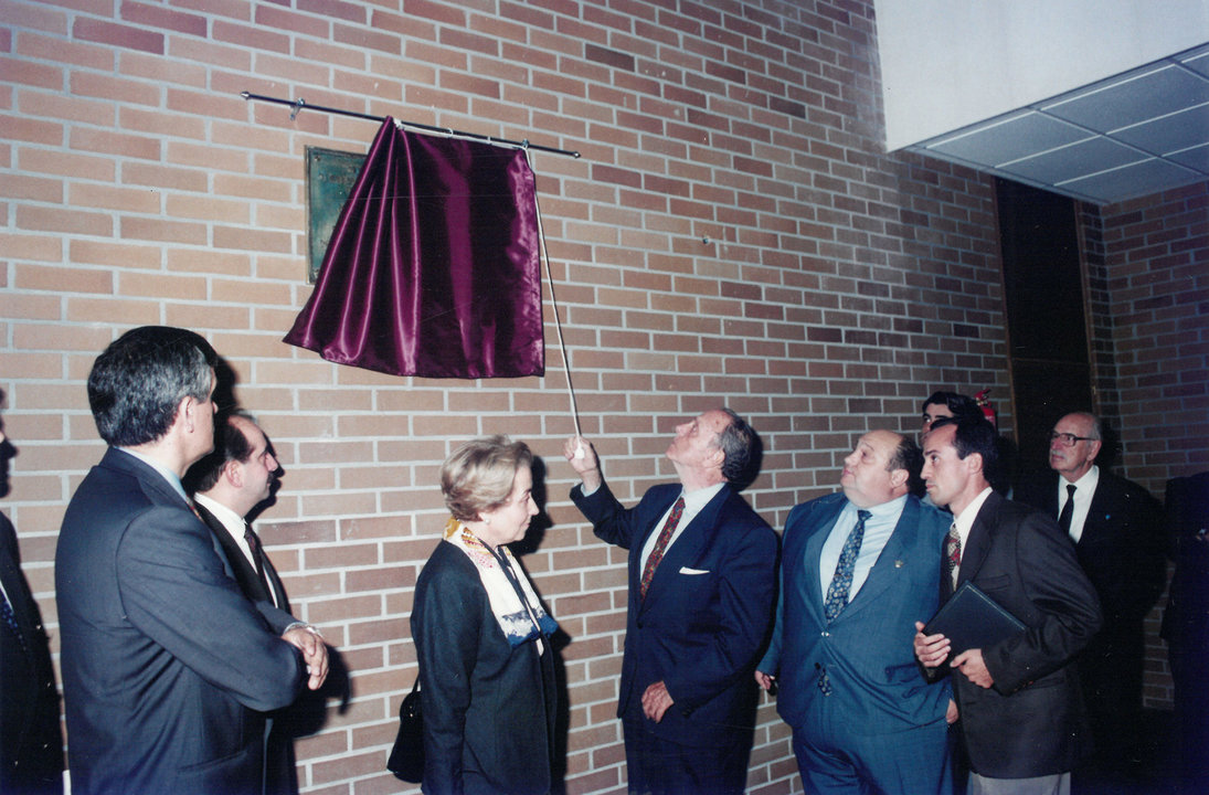 El presidente Fraga, inaugurando en 1995 el Edificio Armando Priegue de Aimen.