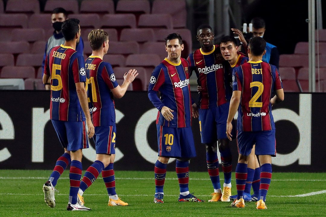 Los jugadores del Barça celebran el cuarto gol, obra de Pedri.