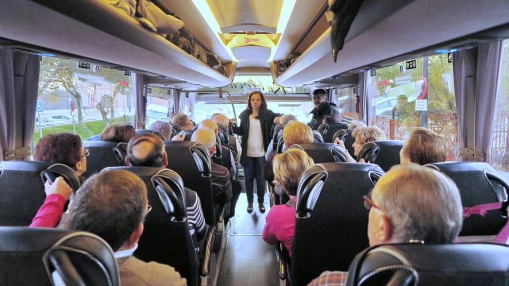 Un grupo personas mayores realiza un viaje en autobús.