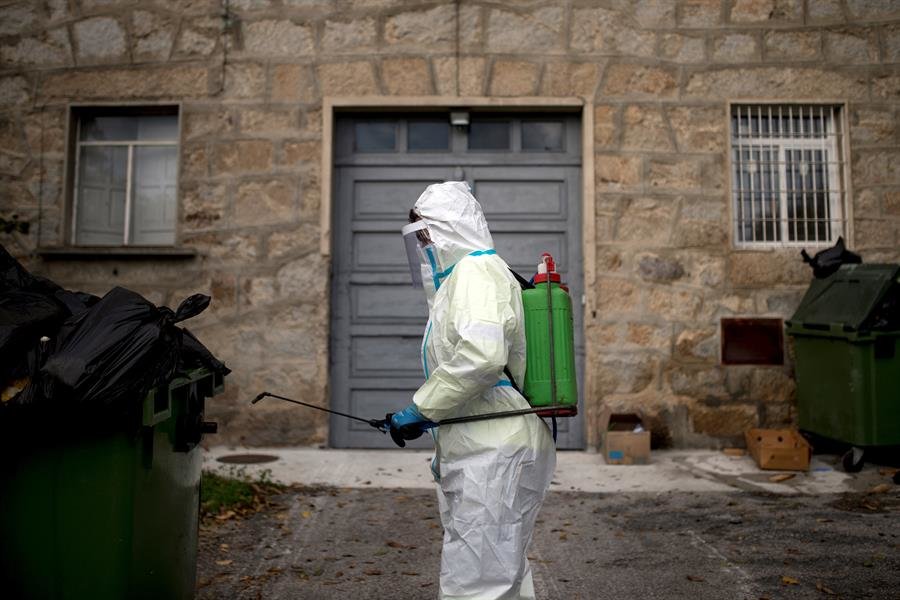 un operario municipal realiza labores de desinfección en Ourense.
