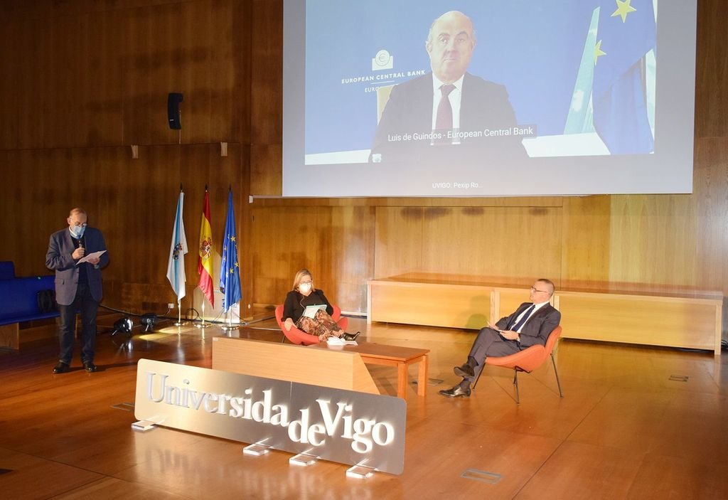 Luis De Guindos, de forma virtual en Económicas, con el rector, la profesora Irene Garrido y el presidente de la CEP.