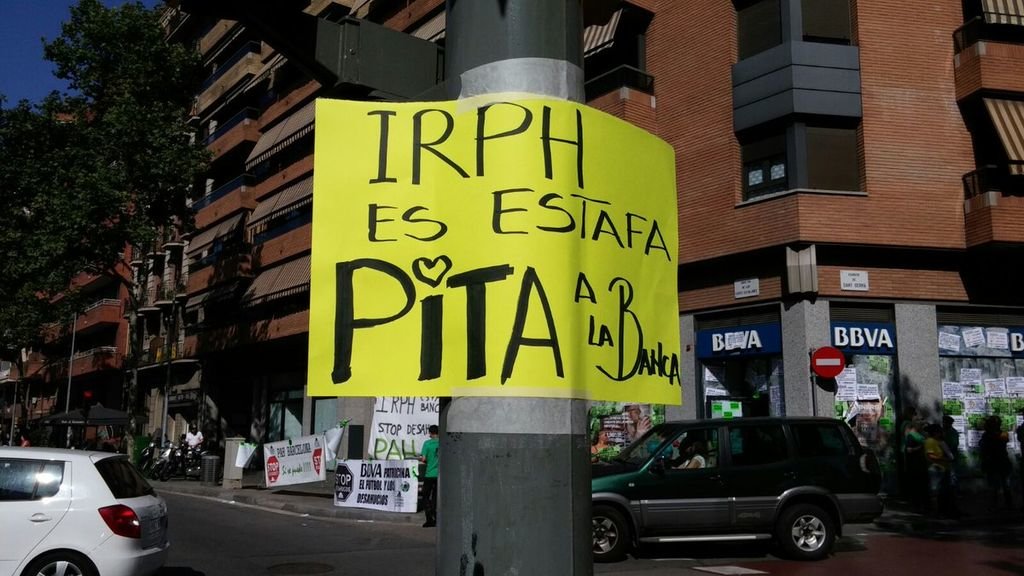 Manifestación y pancartas en Barcelona contra las hipotecas IRPH de la banca.