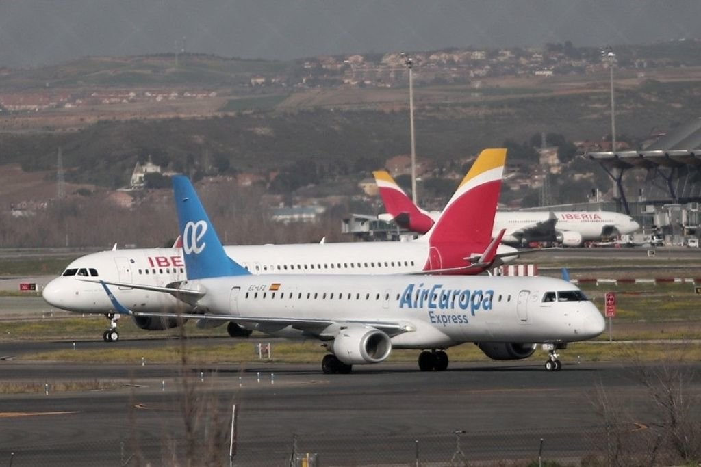Un avión de Iberia y otro de Air Europa en las pistas del Aeropuerto de Barajas.