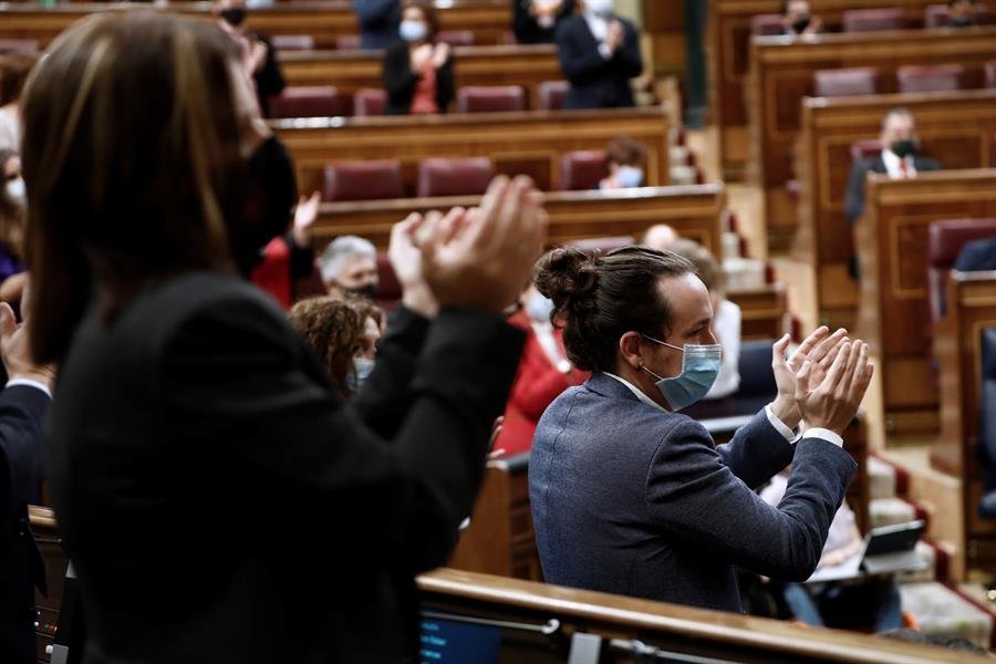 Pablo Iglesias, aplaude durante la intervención de la diputada de Unidas Podemos Aina Vidal