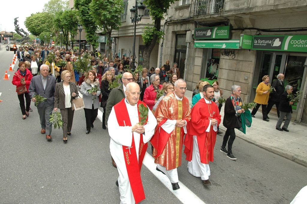 El párroco Alfredo García, en el centro de la cabecera, en una procesión de Ramos por Gran Vía.