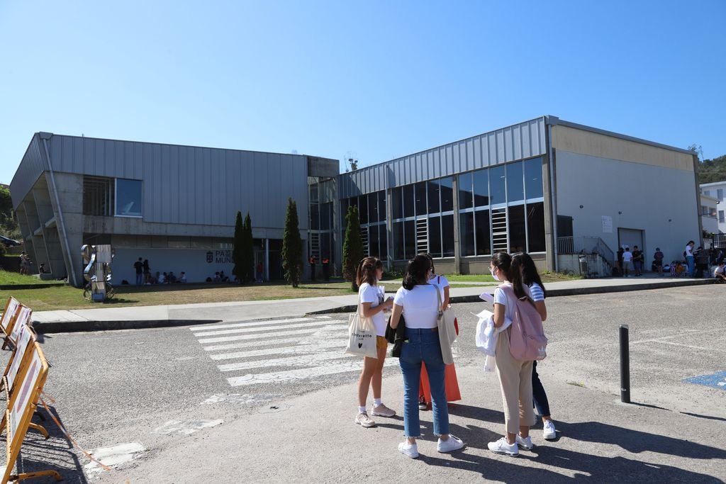 Alumnos durante las pruebas de selectividad en junio que por primera vez se celebraron en Baiona.