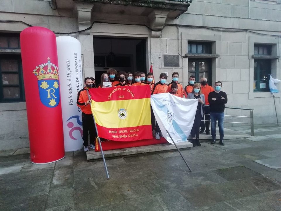 La alcaldesa, Digna Rivas, y el concejal de Deporte, Nacho González, recibieron ayer a los campeones infantiles por su premio de España en remo.